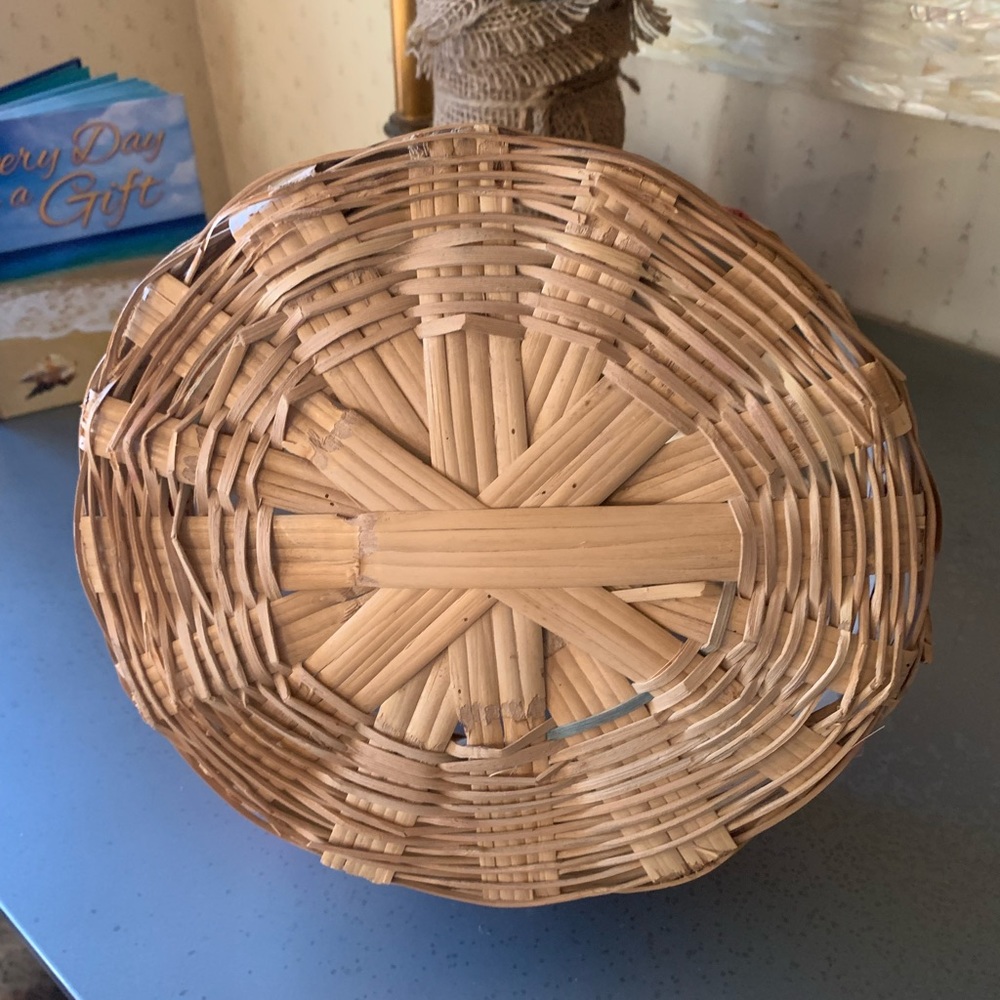 Easter Basket VINTAGE condition 1950’s Large, HAND WOVEN MEXICAN WICKER, clean. - Picture 7 of 10